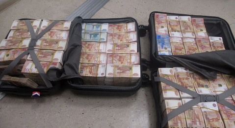 В аэропорту Махачкалы россиянину запретили вывоз 177 млн рублей в Бишкек