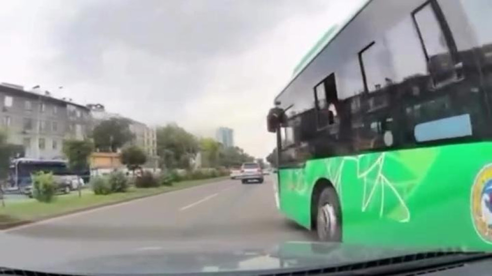 Водителя автобуса наказали в Алматы после видео в соцсетях
