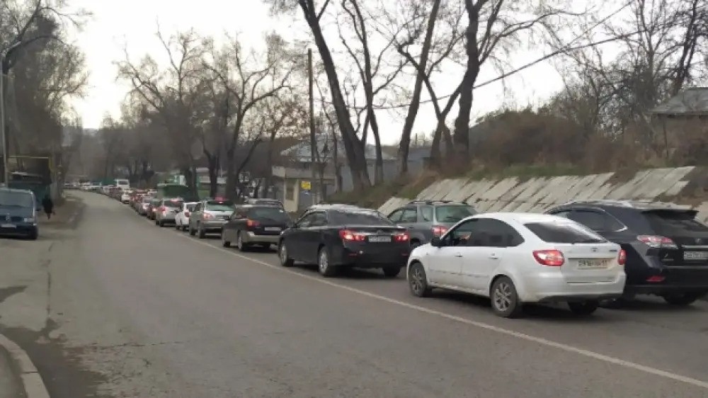 В Алматы на улице Жандосова в четвертый раз ввели ограничение движения