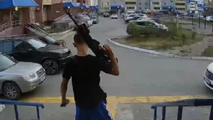 Угрозы, стрельба и погибшая собака. Вооружённый мужчина разгуливал по Семею