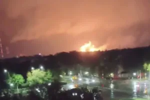 После атаки дронов в России горит химзавод. Беспилотники летели и на Москву