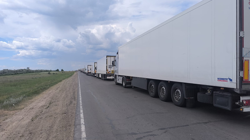 Жара, драки и хлеб по 500 тенге: водители рассказали о коллапсе на границе Казахстана и России