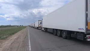 Жара, драки и хлеб по 500 тенге: водители рассказали о коллапсе на границе Казахстана и России
