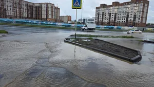 В Актобе, переживающем рекордные ливни, воду из луж сливают в реку - жители с этим не согласны
