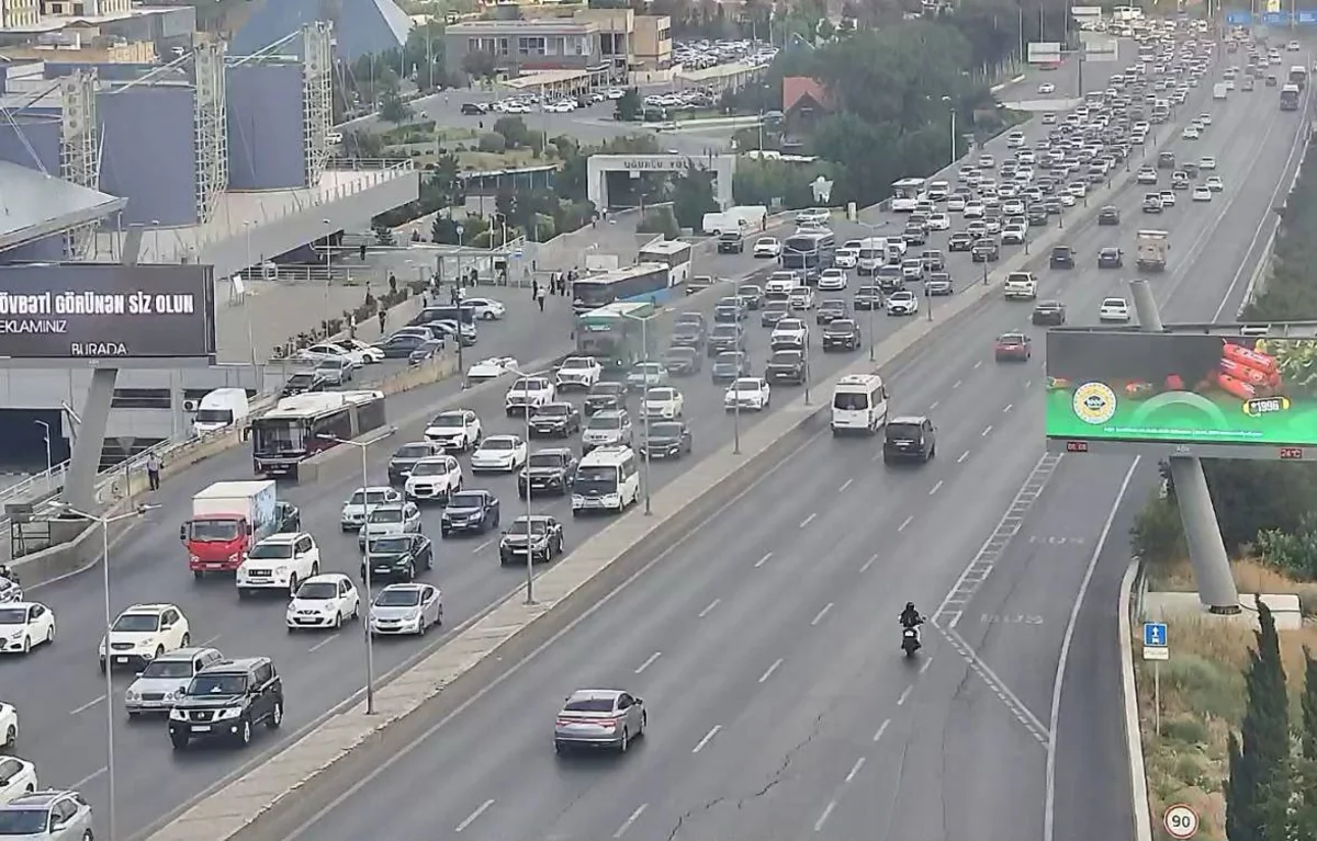 В Баку затруднено движение на четырех участках дорог