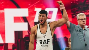 Чемпион мира из Казахстана одержал первую победу в международной лиге