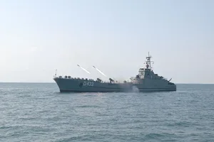 ВМС Азербайджана проводят тактические учения с боевой стрельбой