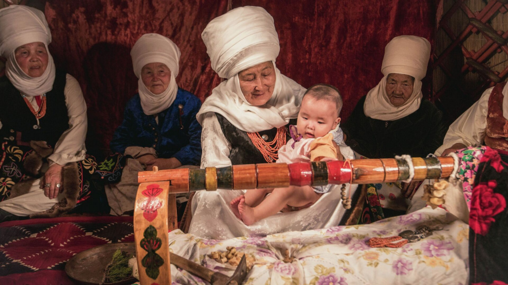 "Будь человеком" и "Надень шапку". О чем кыргызстанцы вспоминают в День матери