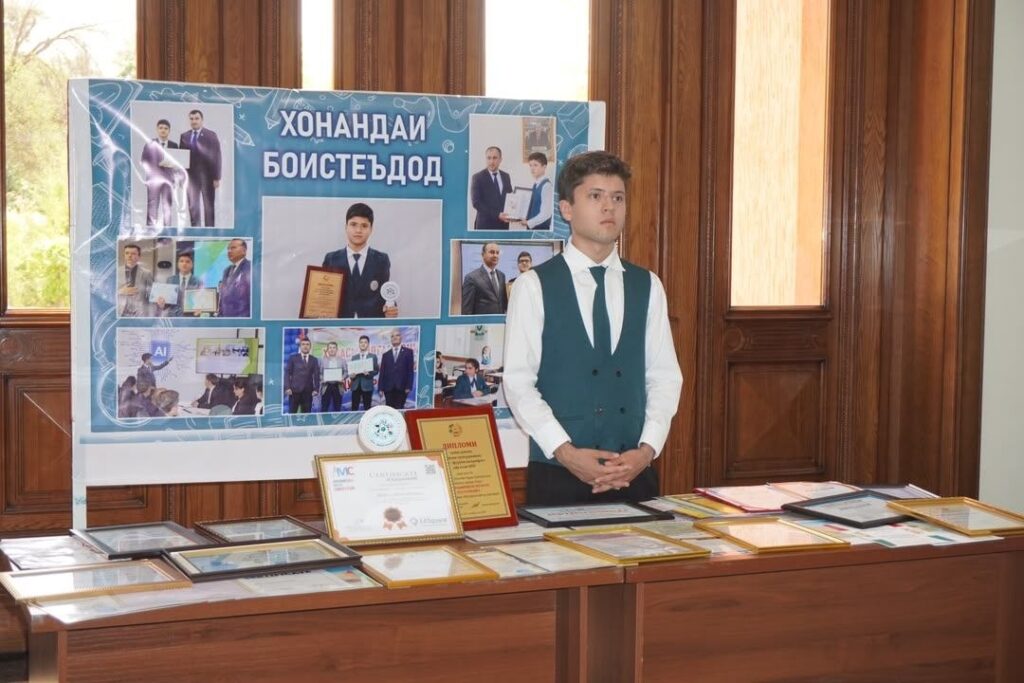 Кто стал «Учеником года» в Таджикистане?