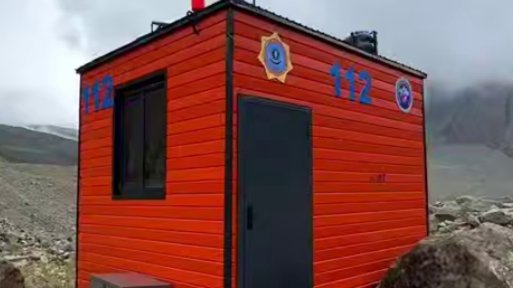 В Казахстане для туристов на высокогорье устанавливают ящики аварийного запаса