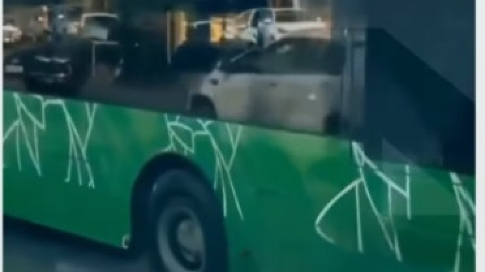 Автобус с пассажирами застрял в яме на Толе би в Алматы