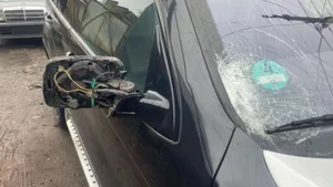 Авто наехало на двух человек на тротуаре в центре Бишкека. Видео