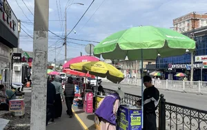 В городе Ош стихийная торговля захватила тротуар