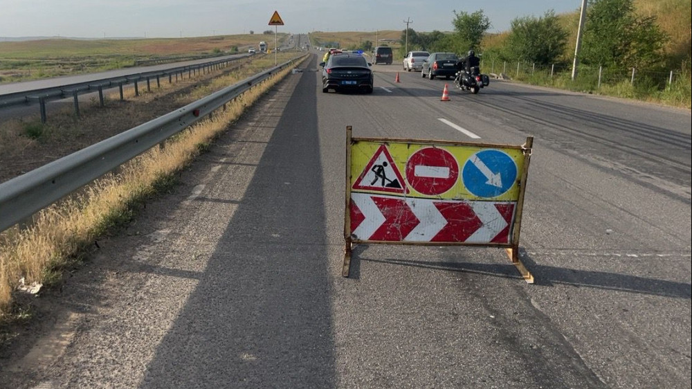 Водителей попросили снизить скорость на дороге к границе с Узбекистаном