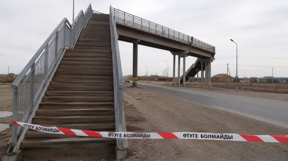 Женщина погибла после падения с пешеходного моста в Атырауской области