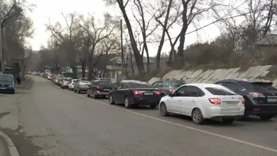 На улице Жандосова продолжается ремонт дороги - введено ограничение движения