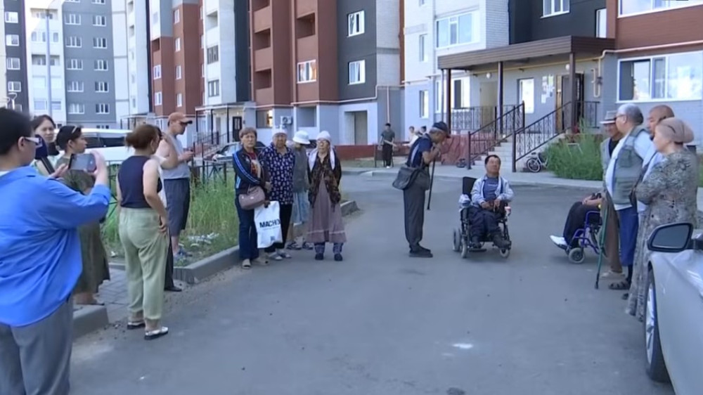 Жители Актобе пожаловались на качество построенных по госпрограмме многоэтажек