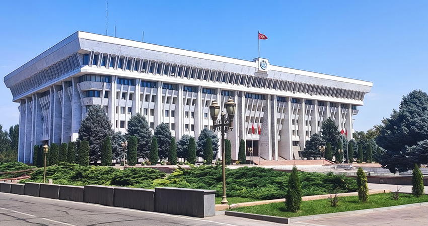 Жогорку Кенеш не соберется до осени. Генпрокурор и глава ГКНБ останутся и.о.