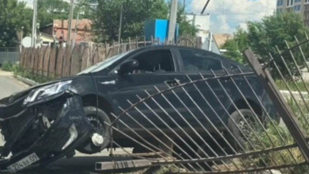 Перепутала педали - экзамен по вождению закончился снесенным забором в Караганде