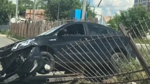 Перепутала педали - экзамен по вождению закончился снесенным забором в Караганде