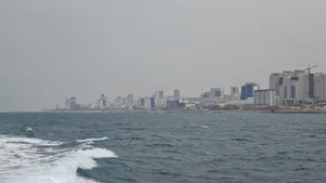 Двоих мужчин унесло течением в Каспийское море