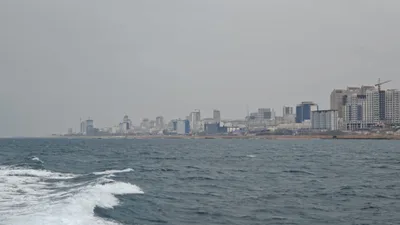 Двоих мужчин унесло течением в Каспийское море