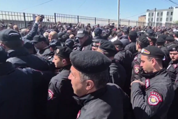 В Армении задержали сторонников Карапетяна