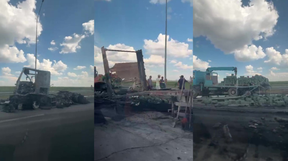 На объездной трассе в Астане столкнулись два грузовика и начался пожар