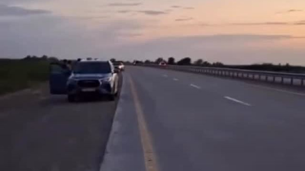Торчащий из дороги кусок бетона массово повредил автомобили на трассе Алматы - Хоргос