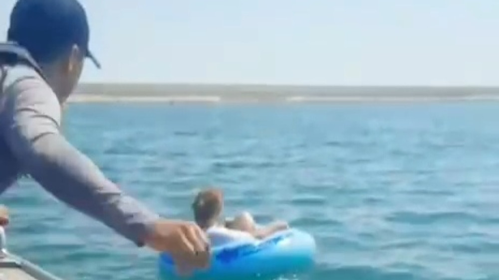 Казахстанку унесло в Каспийское море на плавательном круге