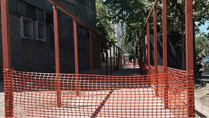 Call-центр: на пр. Жибек Жолу без предупреждения перегородили тротуар (фото)