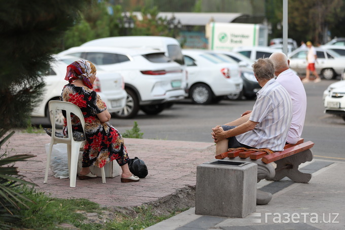 Пенсионеры в Ташкенте вновь жалуются на принудительный перевод пенсии на карты